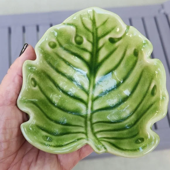 Monterey Collection Leaf-Shaped Ceramic Bowls Green Small Set Of 2 - Picture 5 of 13